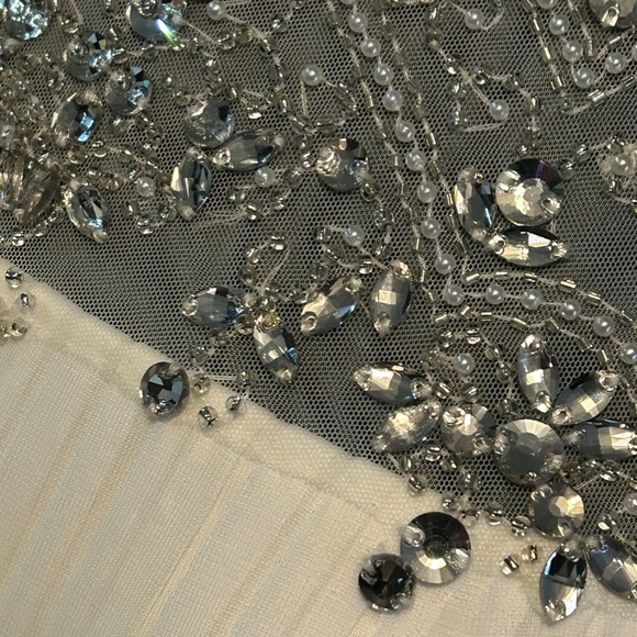 WHITE BEADED GODDESS GOWN US SIZE 10 - Picture 5 of 6